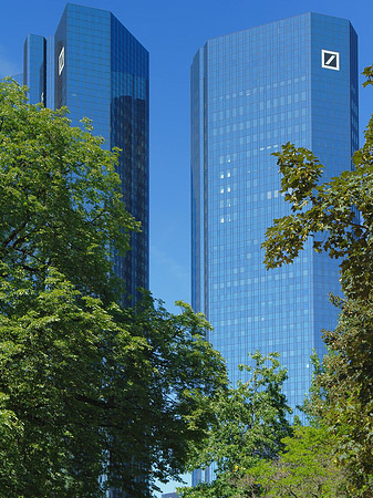 Deutsche Bank mit Bäumen Fotos