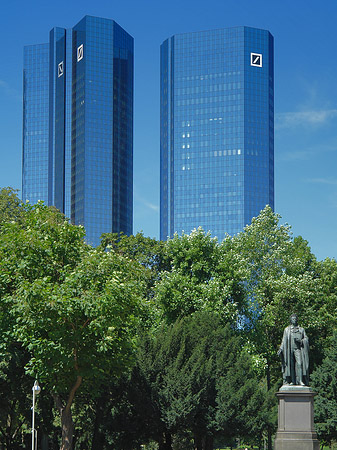 Fotos Deutsche Bank mit Statue | Frankfurt am Main