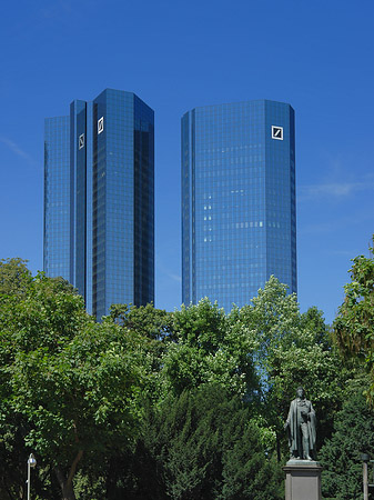 Foto Deutsche Bank mit Statue