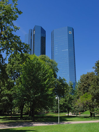 Deutsche Bank mit Wiese Foto 