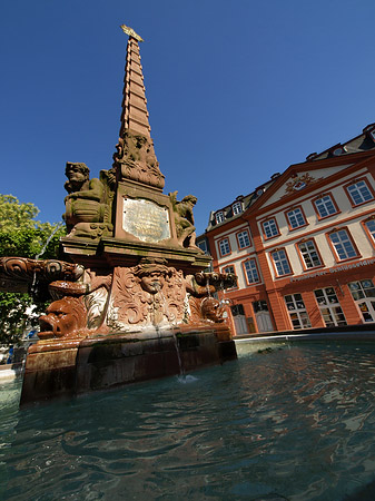 Foto Haus zum Grimmvogel mit Liebfrauenbrunnen - Frankfurt am Main