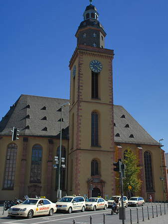 Katharinenkirche mit Straße Fotos