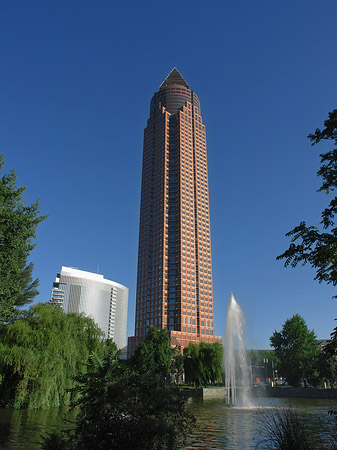 Messeturm mit Ludwig-Erhard-Anlage Foto 