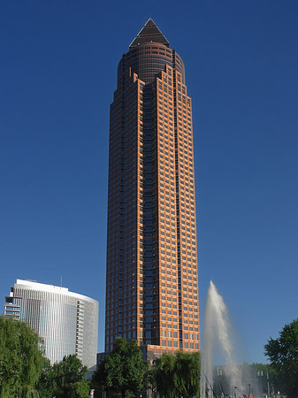 Messeturm mit Ludwig-Erhard-Anlage