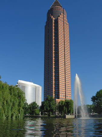 Messeturm mit Ludwig-Erhard-Anlage