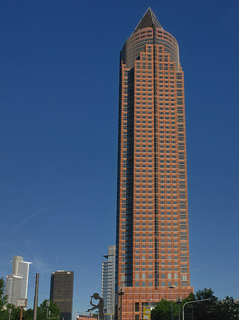 Foto Messeturm mit Theodor-Heuss-Allee