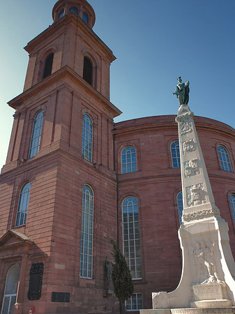 Paulskirche mit Statue Foto 