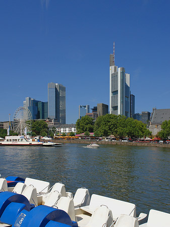 Skyline von Frankfurt mit Tretbooten Fotos