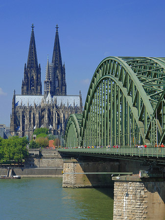 Hohenzollernbrücke am Kölner Dom Foto 