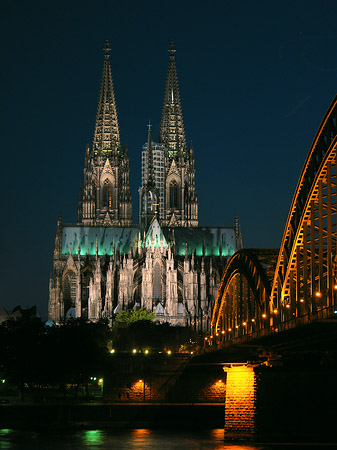 Kölner Dom hinter der Hohenzollernbrücke Foto 