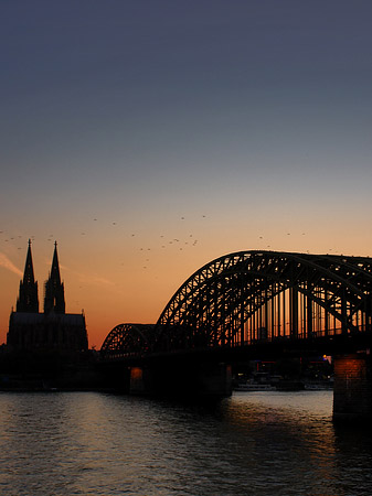 Kölner Dom hinter der Hohenzollernbrücke Foto 