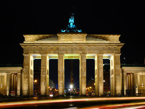 Brandenburger Tor mit Straßenverkehr