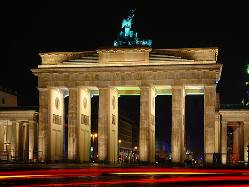 Foto Brandenburger Tor mit Straßenverkehr - Berlin