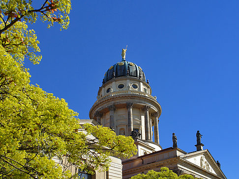 Französischer Dom mit Bäumen