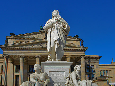 Schillerdenkmal mit Konzerthaus