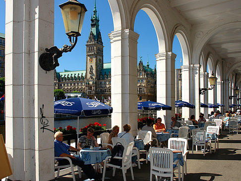 Foto Blick durch die Bögen der Alster Arkaden auf das Rathaus - Hamburg