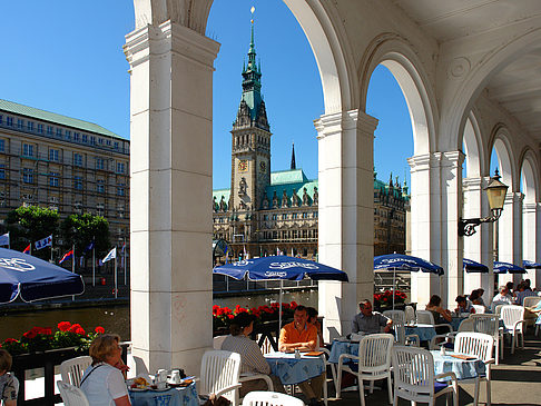 Blick durch die Bögen der Alster Arkaden auf das Rathaus