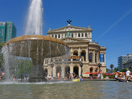 Alte Oper mit Brunnen Foto 