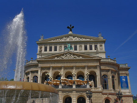 Alte Oper mit Brunnen Foto 