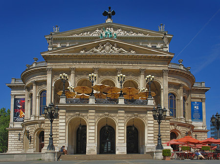 Foto Alte Oper mit Schirmen