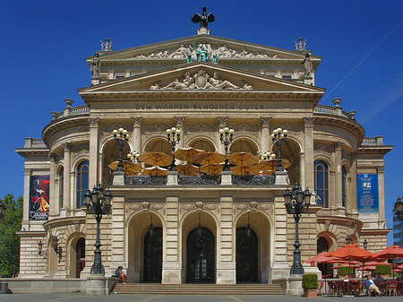 Alte Oper mit Schirmen Fotos