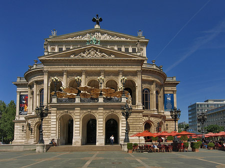 Alte Oper mit Schirmen Foto 