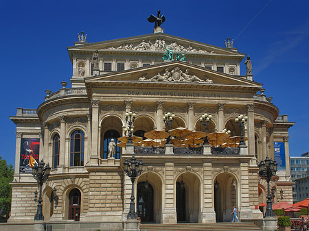 Alte Oper mit Schirmen Fotos