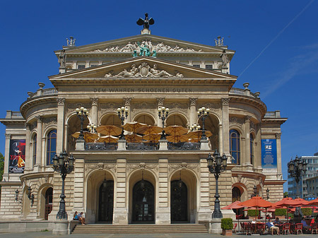 Alte Oper mit Schirmen