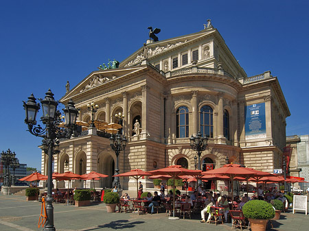 Fotos Alte Oper mit Schirmen