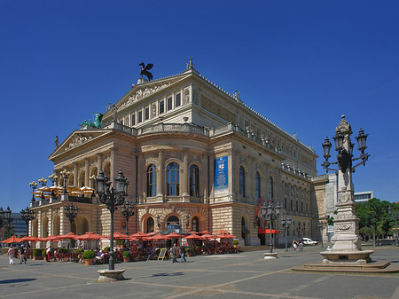 Foto Alte Oper mit Schirmen