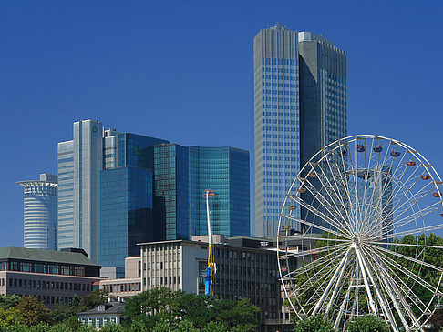 Foto Eurotower und dresdener Bank mit riesenrad - Frankfurt am Main