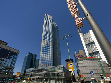 Eurotower hinter Schauspiel Frankfurt