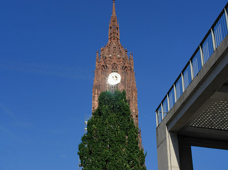 Kaiserdom St. Bartholomäus mit Häuser