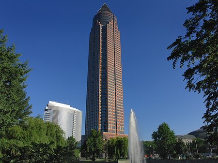 Messeturm mit Ludwig-Erhard-Anlage