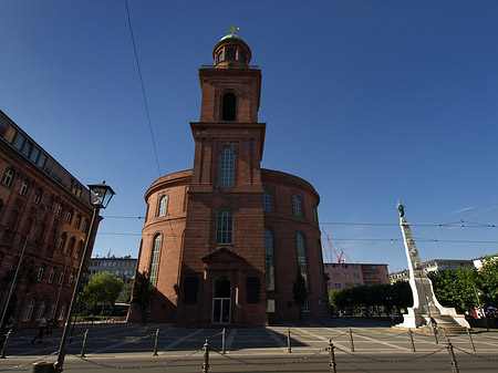 Paulskirche mit Statue Fotos