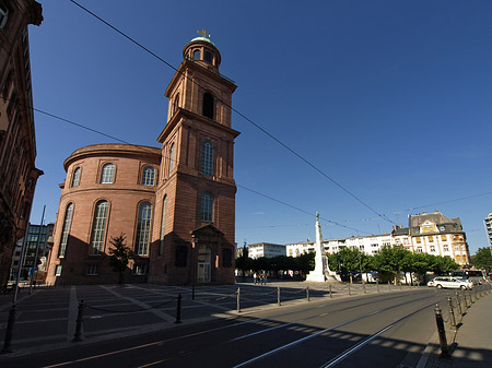 Paulskirche mit Straße