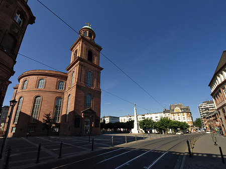 Paulskirche mit Straße Foto 