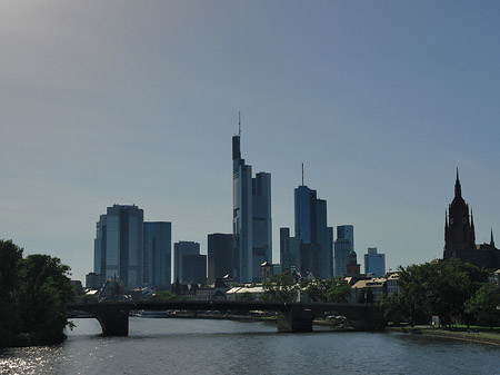 Skyline von Frankfurt hinter Alter Brücke Foto 