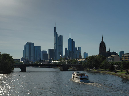 Skyline von Frankfurt hinter Alter Brücke