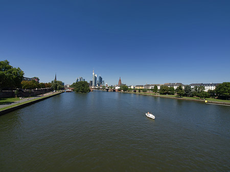 Foto Skyline von Frankfurt mit Boot