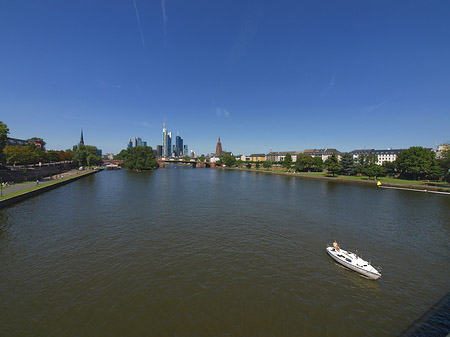 Foto Skyline von Frankfurt mit Boot