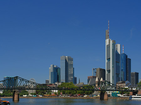 Skyline von Frankfurt mit eisernem Steg Fotos