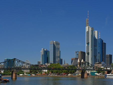 Foto Skyline von Frankfurt mit eisernem Steg - Frankfurt am Main