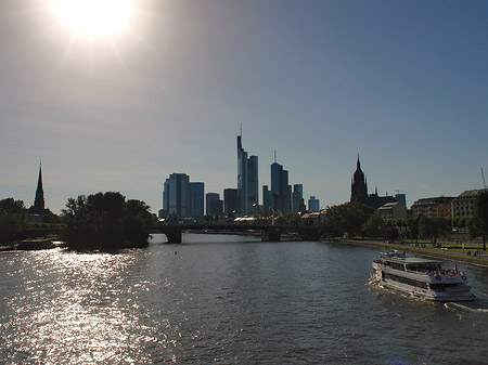 Skyline von Frankfurt mit Schiff