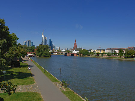 Foto Skyline von Frankfurt mit Ufer