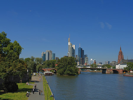 Skyline von Frankfurt mit Ufer Fotos