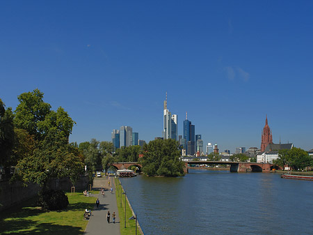 Skyline von Frankfurt mit Ufer Fotos