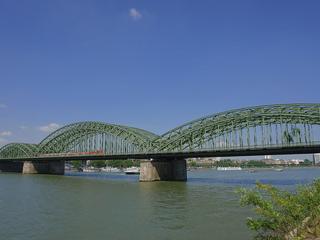 Foto Hohenzollernbrücke mit Zug - Köln