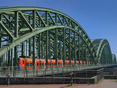 Foto Hohenzollernbrücke mit Zug