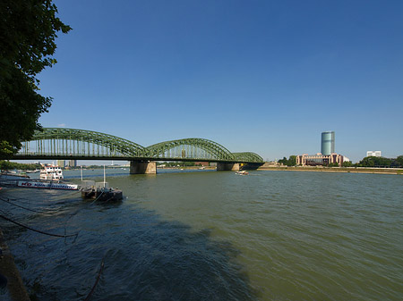 Hohenzollernbrücke reicht ans Kennedyufer Foto 